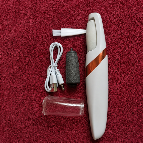 Quitacallos eléctrico Cozzy con sus accesorios: cabezal de repuesto, cable USB y cepillo de limpieza